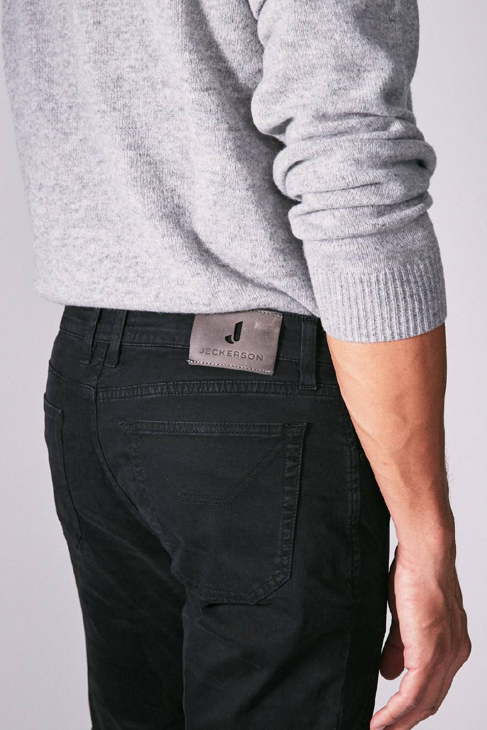 Jeckerson Pantalone Slim Fit In Raso Stretch Con Toppa