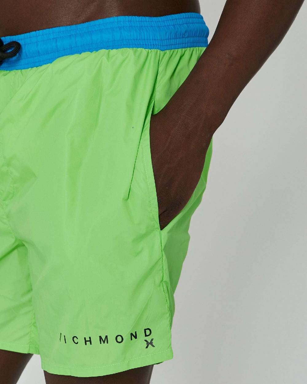 John Richmond Costume Bicolor Con Logo Sul Davanti