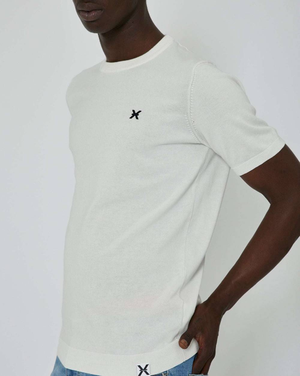 John Richmond Maglia Con Logo A Contrasto Sul Davanti E Banda Bicolor Sul Retro