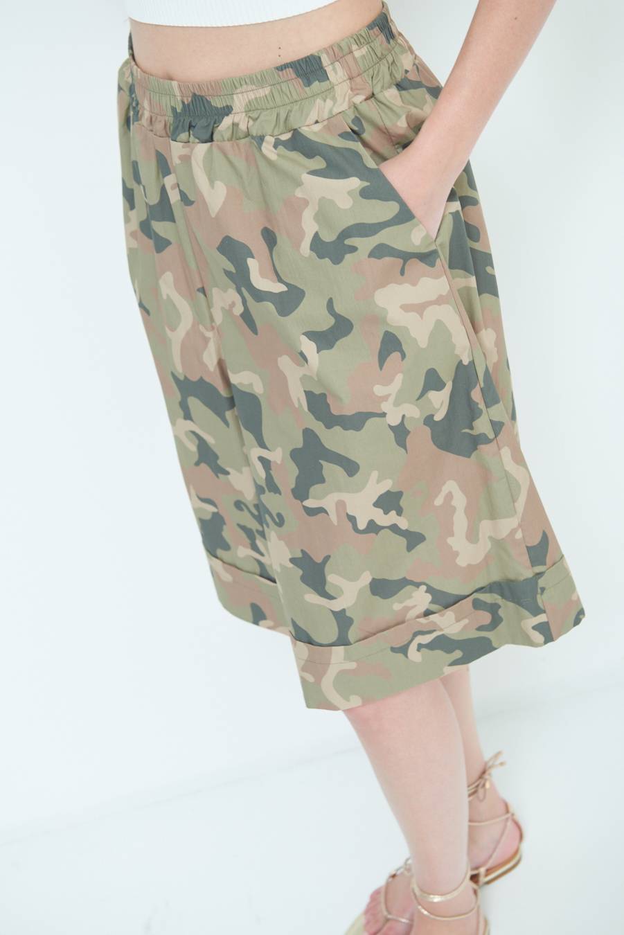 Kikisix BERMUDA CON BALZA CAMOUFLAGE VERDE MILITARE