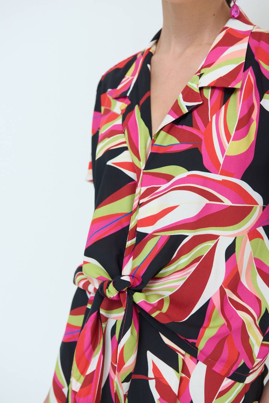 Kikisix CAMICIA ANNODATA STAMPATA A FOGLIE COLORATE NERO