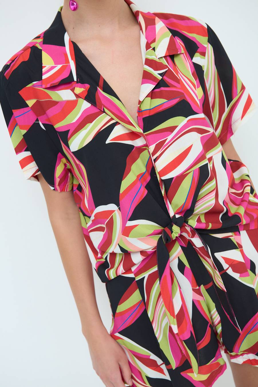 Kikisix CAMICIA ANNODATA STAMPATA A FOGLIE COLORATE NERO