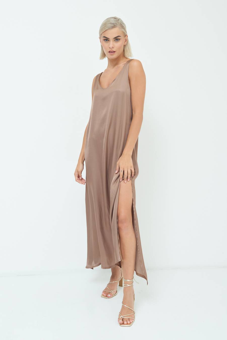 Kikisix ABITO LUNGO SMANICATO CON SPACCHI TABACCO