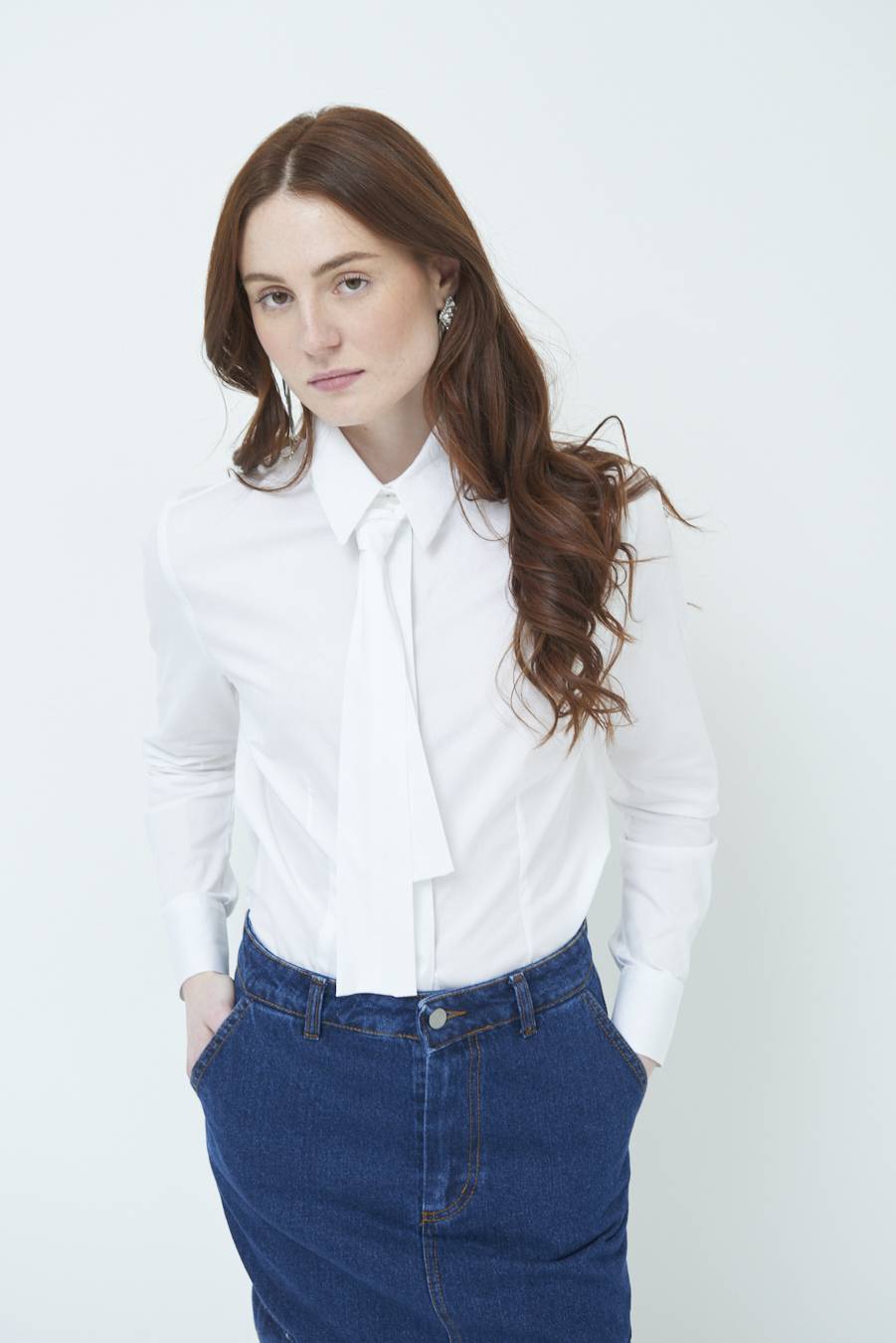 Kikisix CAMICIA CON CRAVATTA IN TINTA BIANCO