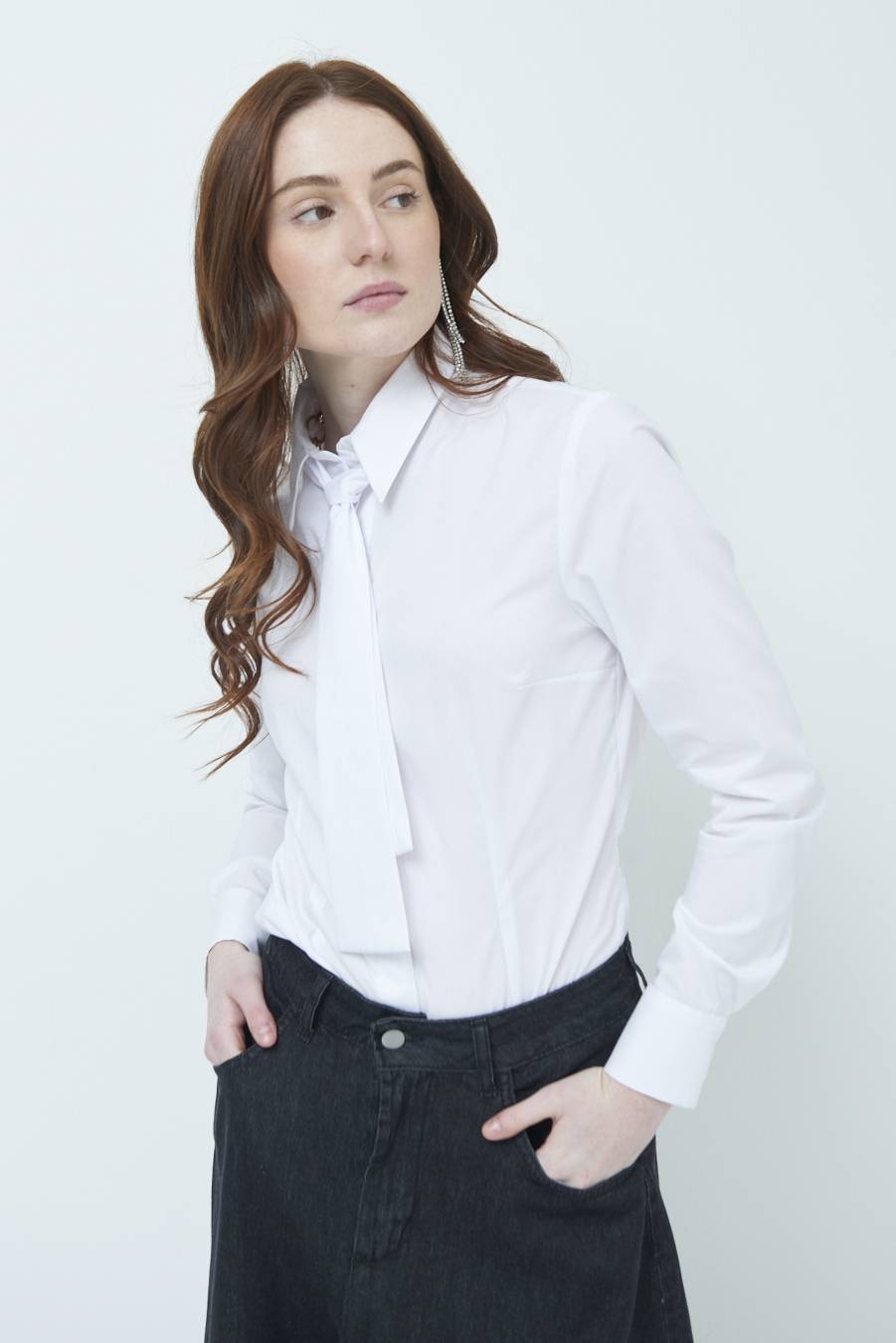 Kikisix CAMICIA CON CRAVATTA IN TINTA BIANCO