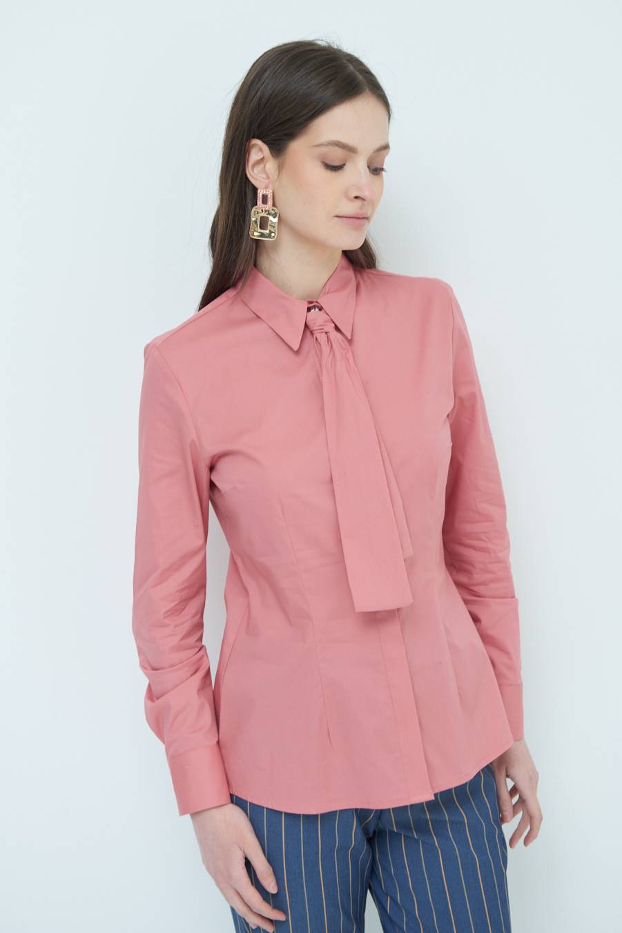 Kikisix CAMICIA CON CRAVATTA IN TINTA CIPRIA