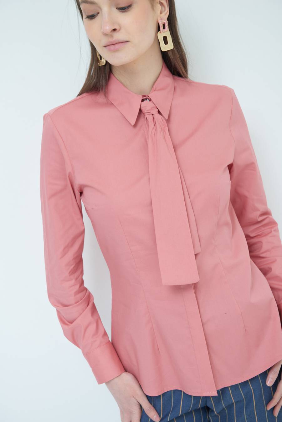 Kikisix CAMICIA CON CRAVATTA IN TINTA CIPRIA