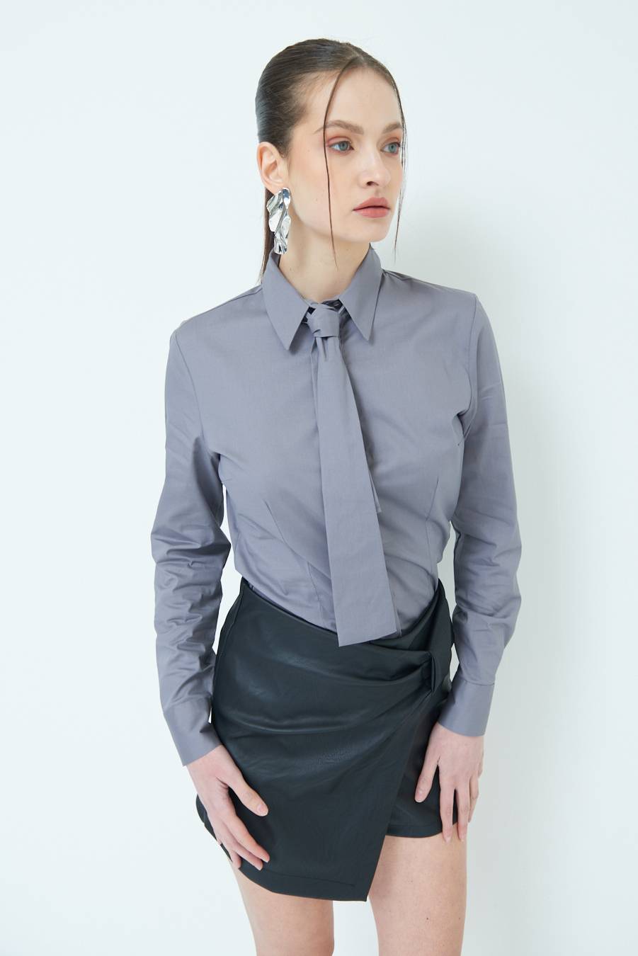Kikisix CAMICIA CON CRAVATTA IN TINTA GRIGIO