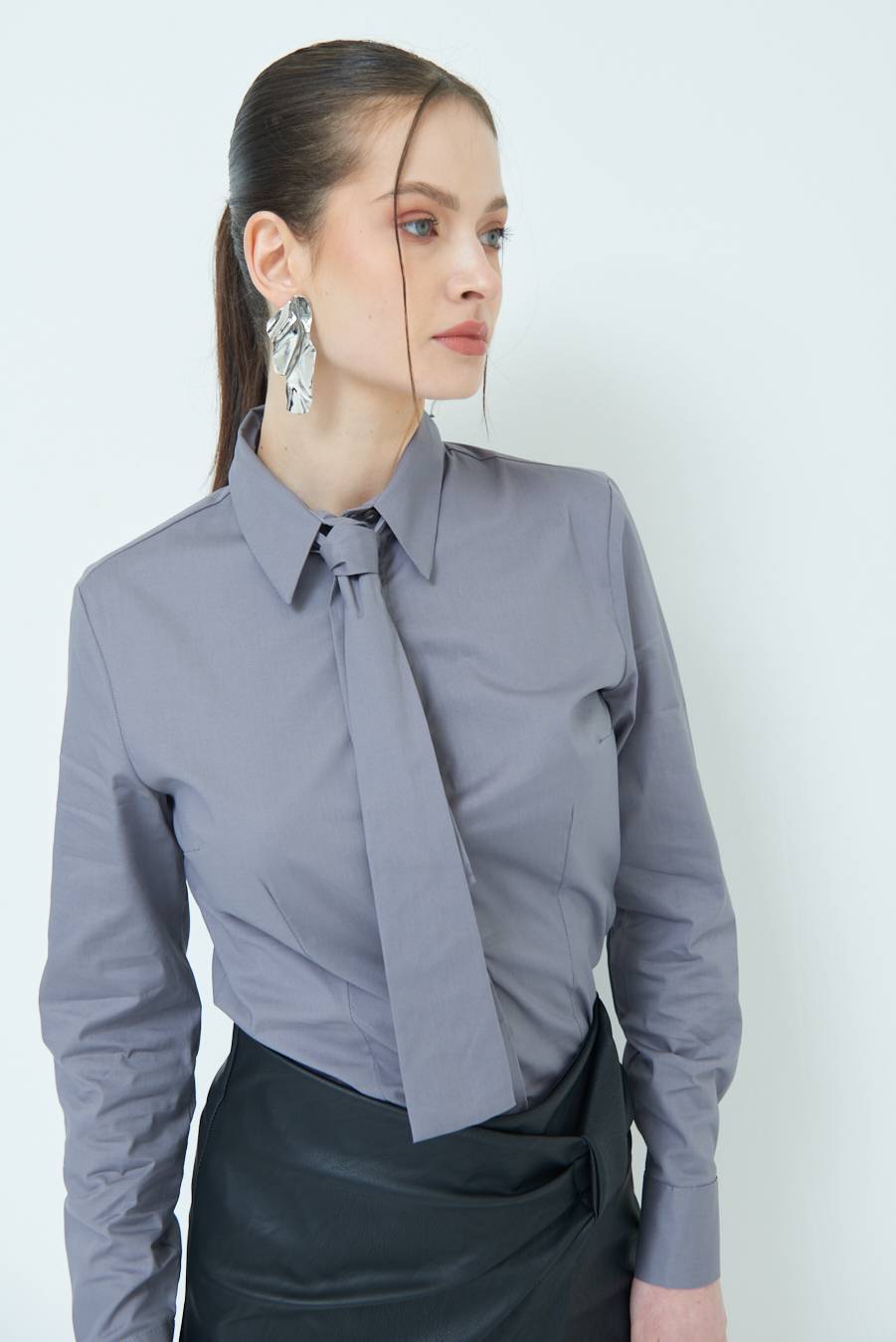 Kikisix CAMICIA CON CRAVATTA IN TINTA GRIGIO