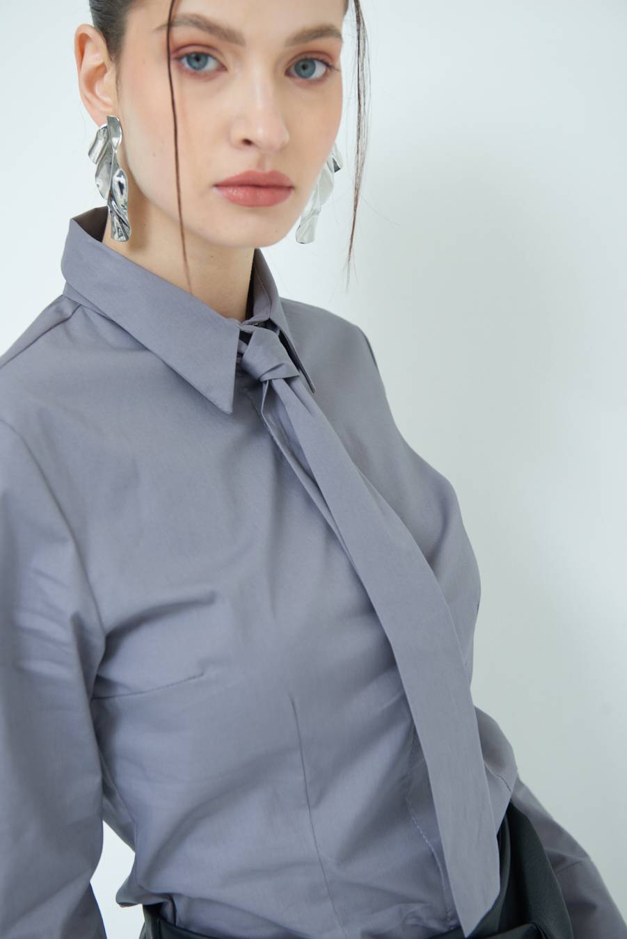 Kikisix CAMICIA CON CRAVATTA IN TINTA GRIGIO