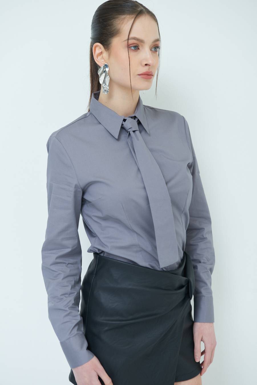 Kikisix CAMICIA CON CRAVATTA IN TINTA GRIGIO