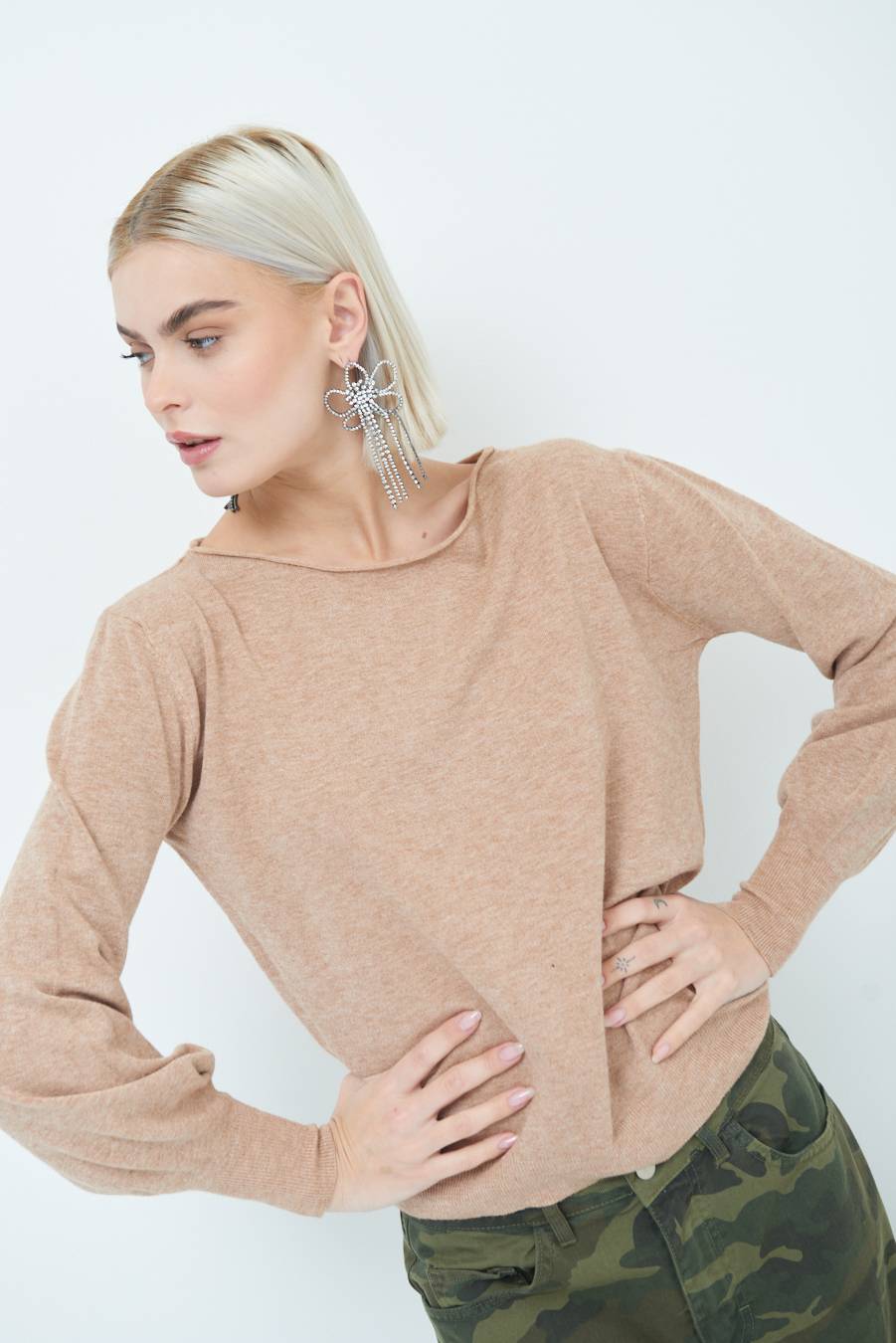 Kikisix MAGLIA REGOLARE SCOLLO BARCA CAMMELLO