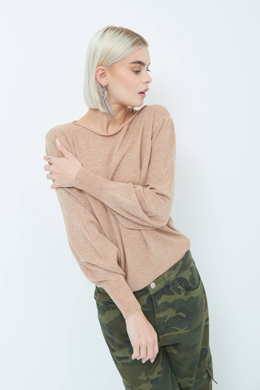 Kikisix MAGLIA REGOLARE SCOLLO BARCA CAMMELLO