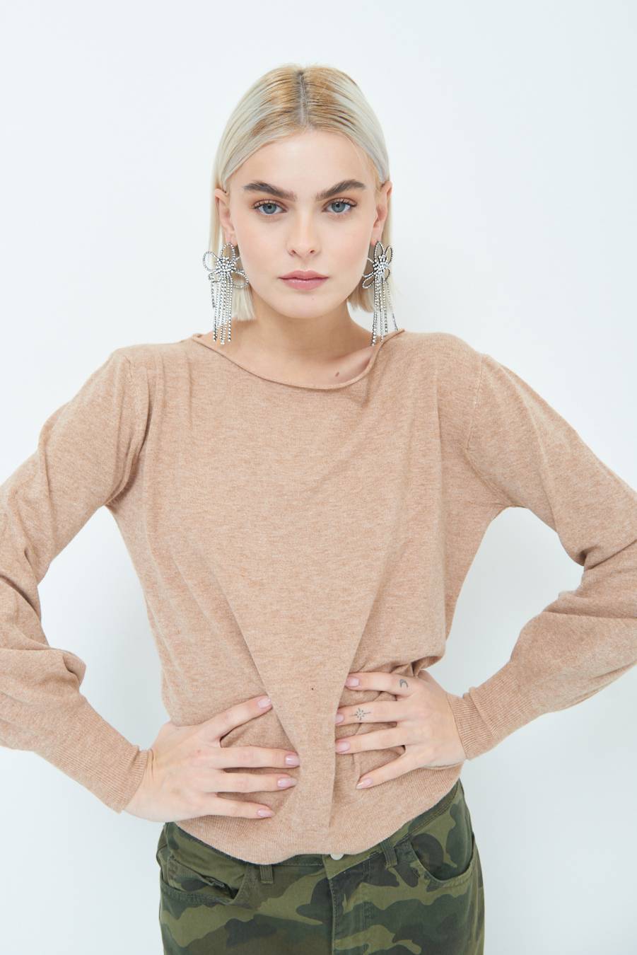 Kikisix MAGLIA REGOLARE SCOLLO BARCA CAMMELLO