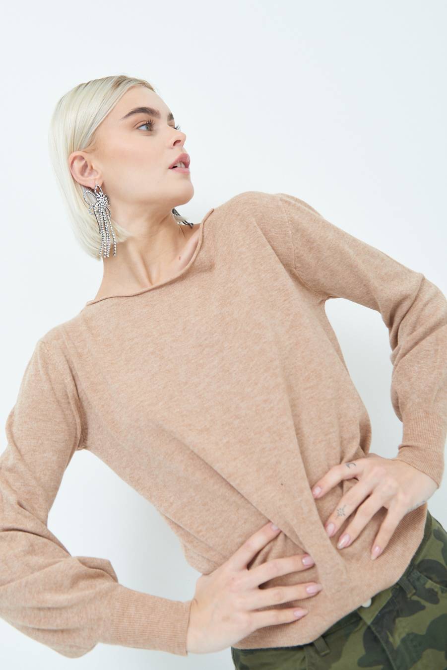 Kikisix MAGLIA REGOLARE SCOLLO BARCA CAMMELLO