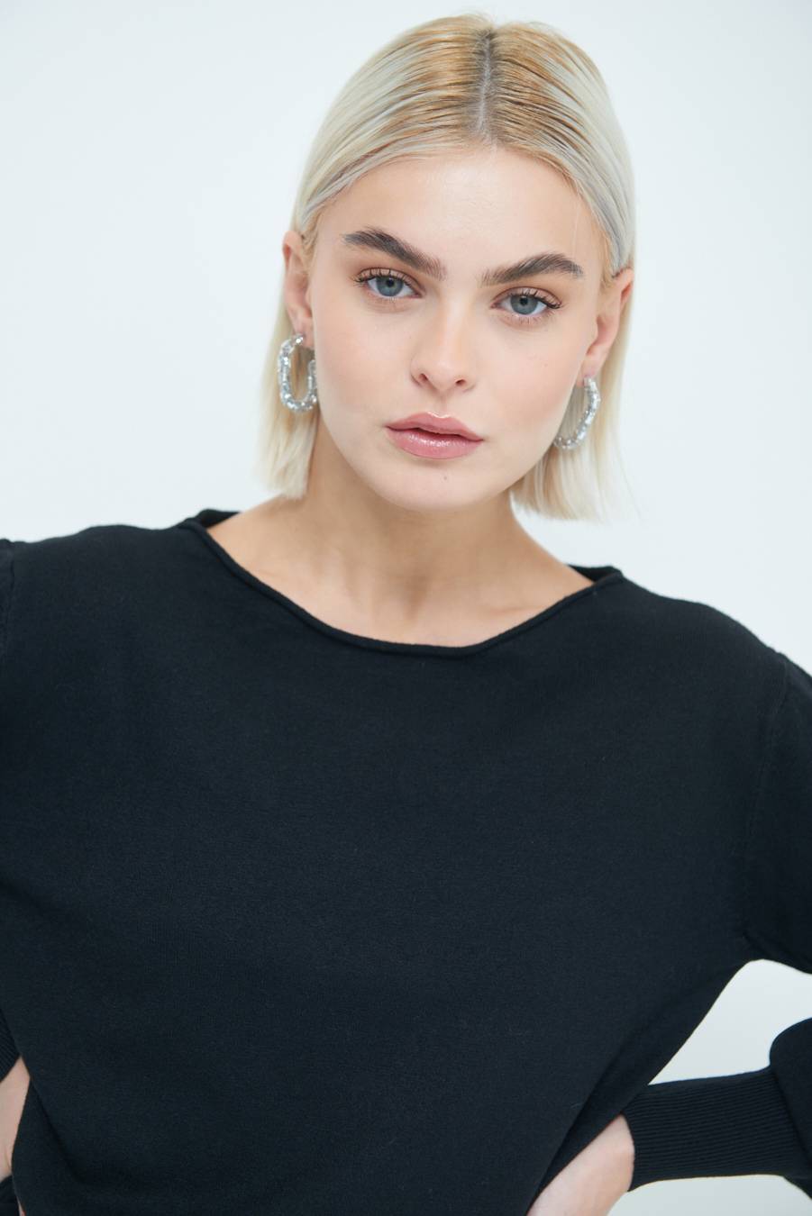 Kikisix MAGLIA REGOLARE SCOLLO BARCA NERO