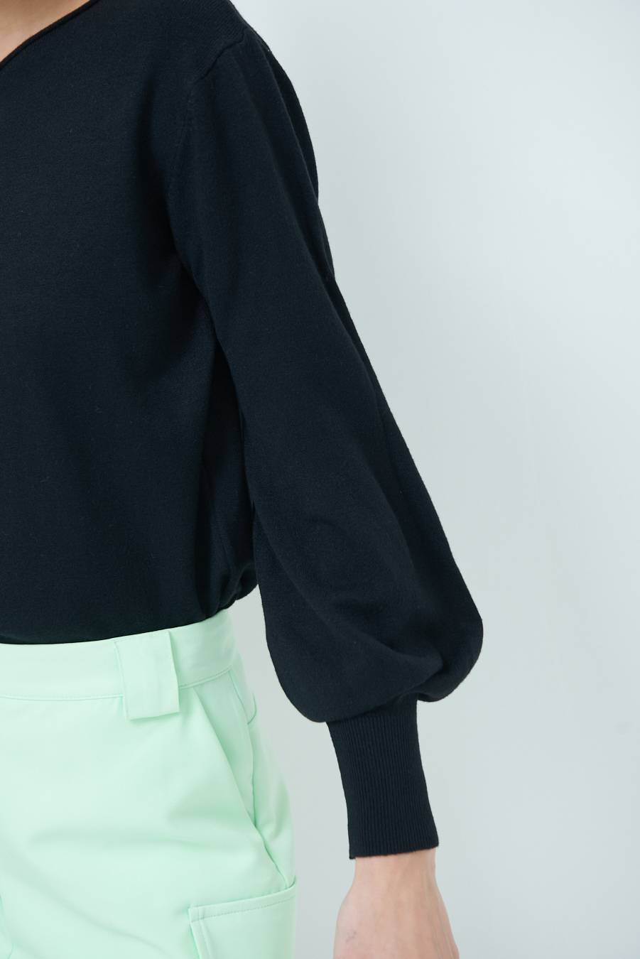 Kikisix MAGLIA REGOLARE SCOLLO BARCA NERO