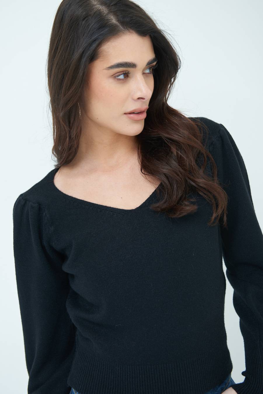 Kikisix MAGLIA SCOLLO V CON MANICA INCRESPATA NERO