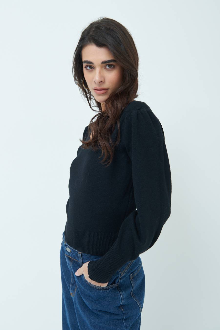 Kikisix MAGLIA SCOLLO V CON MANICA INCRESPATA NERO