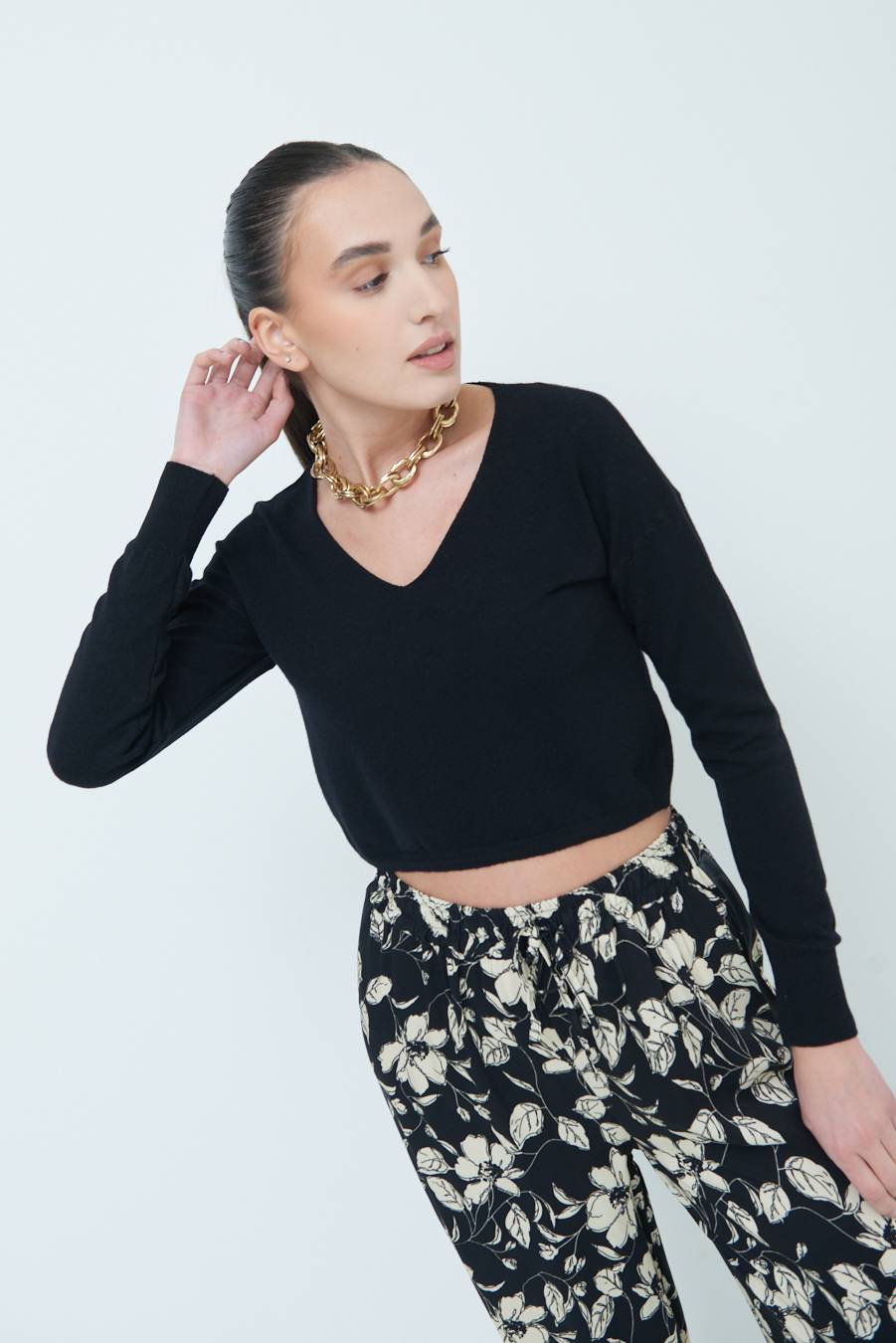 Kikisix MAGLIA SCOLLO V CORTA NERO