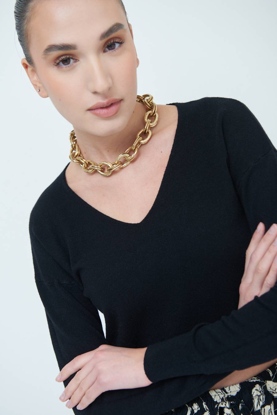 Kikisix MAGLIA SCOLLO V CORTA NERO