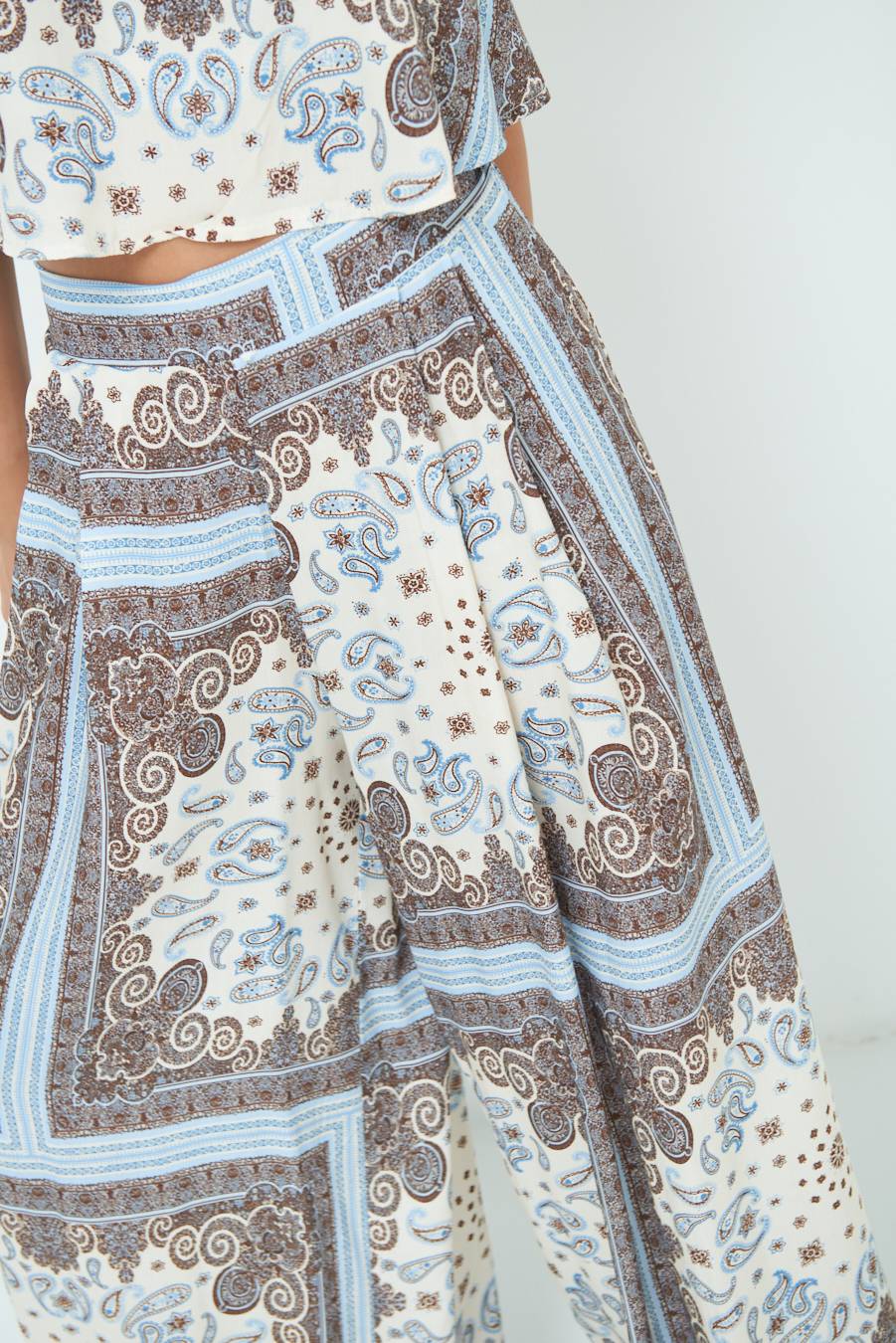 Kikisix PANTA PALAZZO CON PINCE STAMPA BIANCO