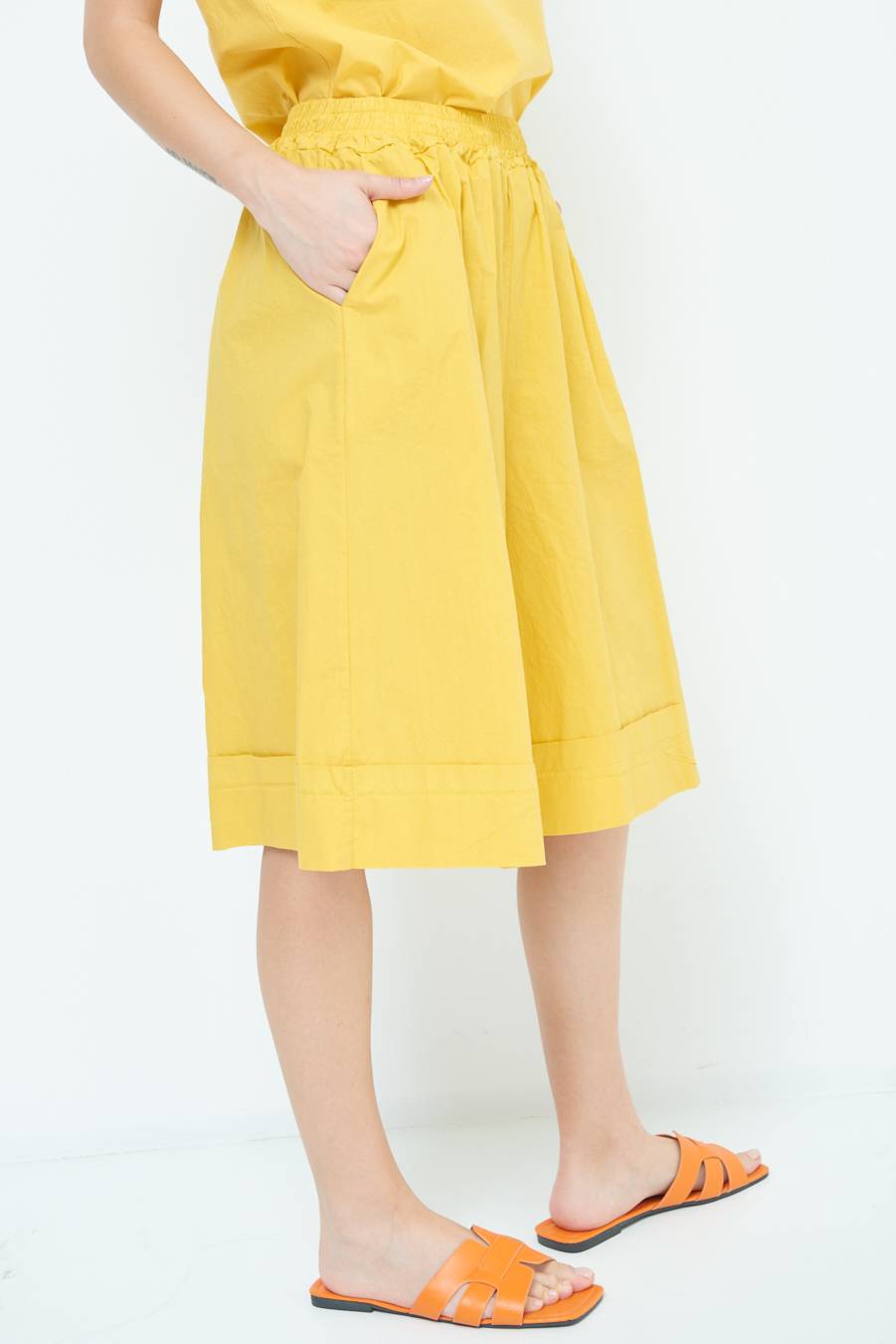 Kikisix PANTALONE CROP CON RISVOLTO SENAPE