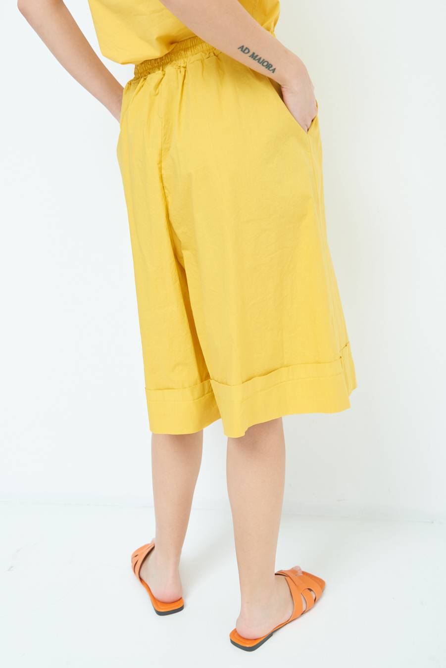 Kikisix PANTALONE CROP CON RISVOLTO SENAPE