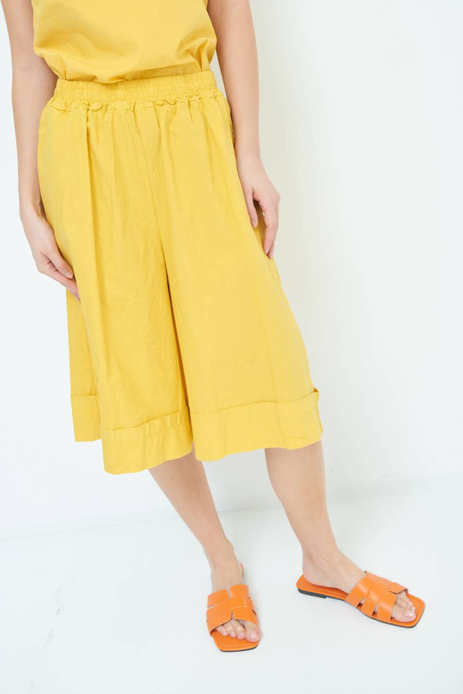 Kikisix PANTALONE CROP CON RISVOLTO SENAPE