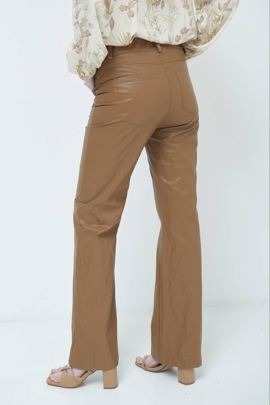 Kikisix PANTALONE ECOPELLE STROPICCIATA BEIGE