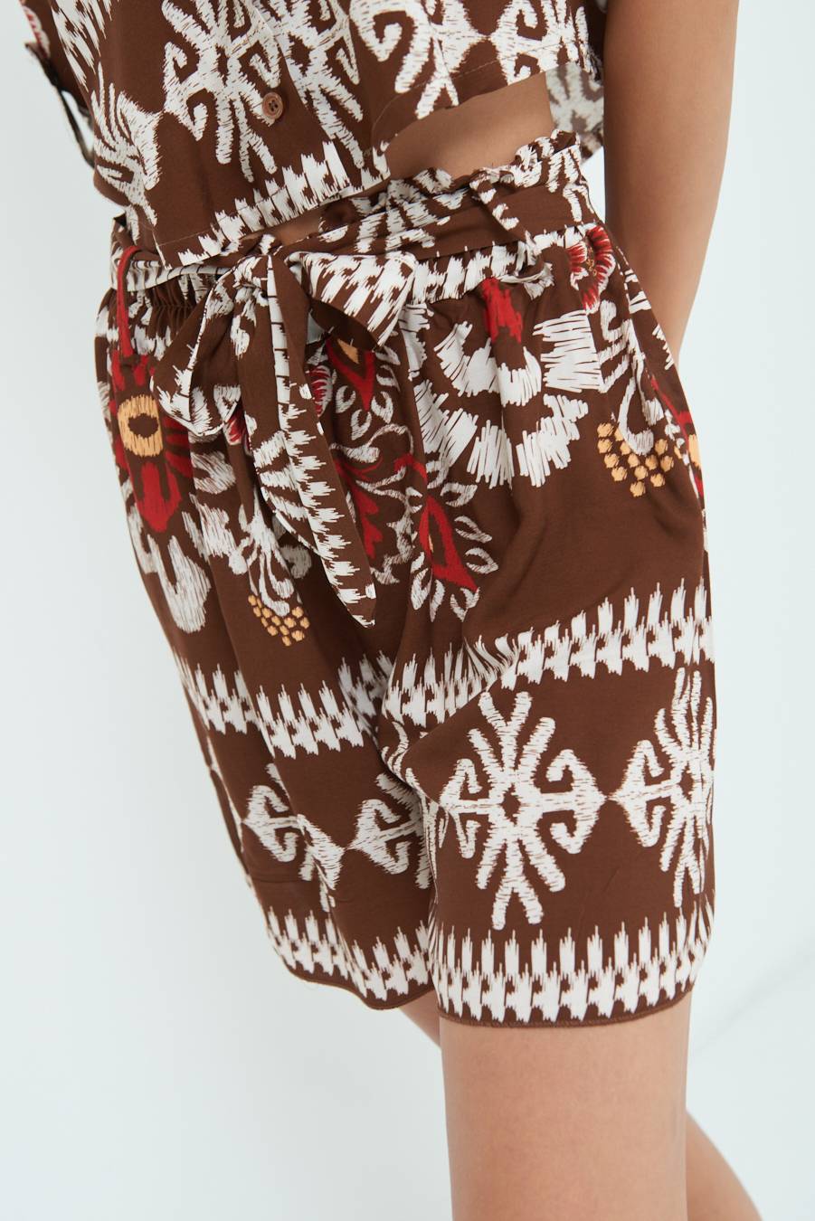 Kikisix SHORTS CON CINTURA STAMPA BALZA MORO