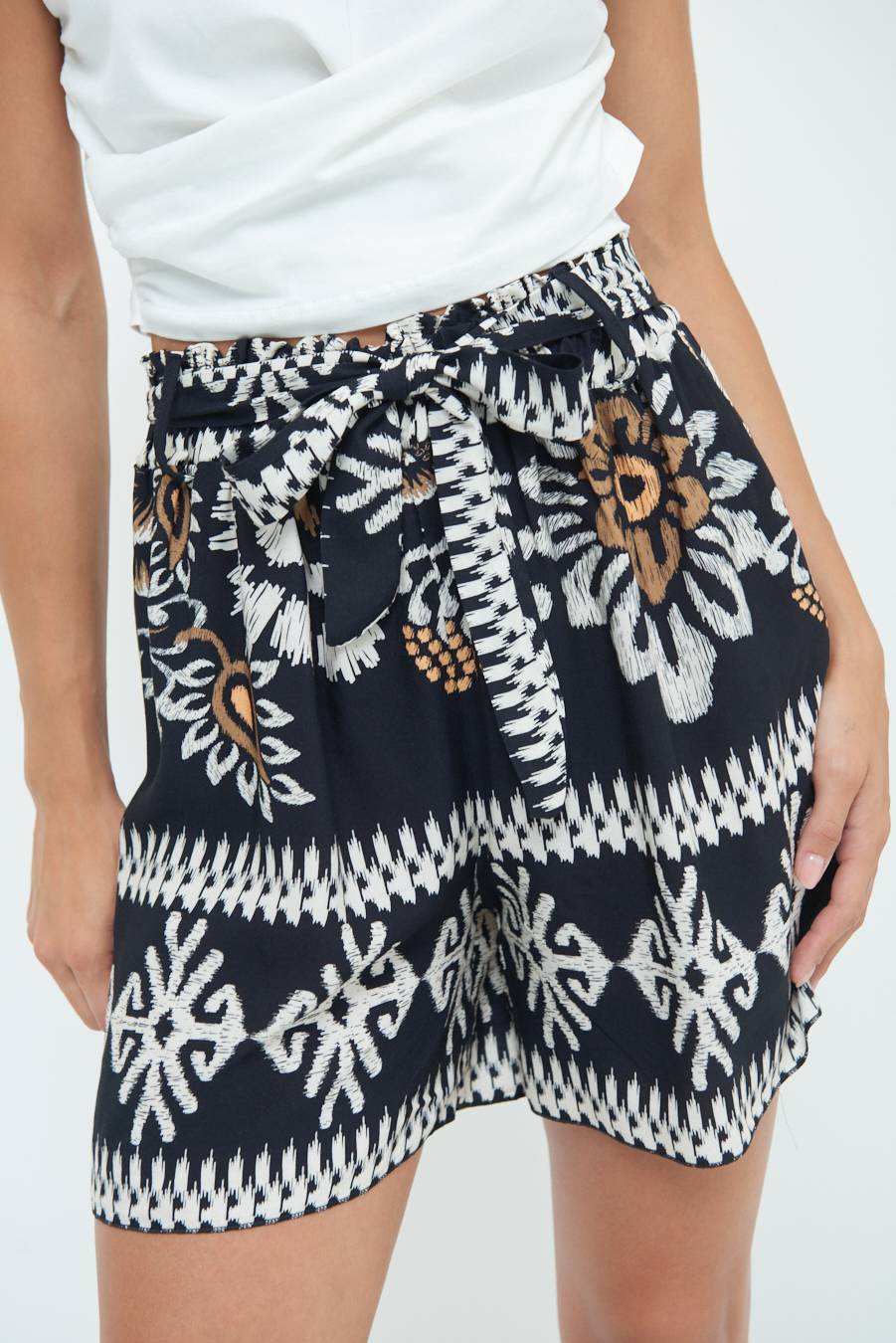 Kikisix SHORTS CON CINTURA STAMPA BALZA NERO
