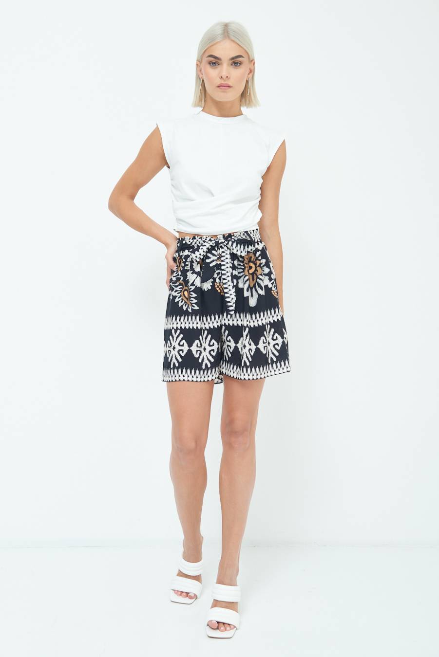 Kikisix SHORTS CON CINTURA STAMPA BALZA NERO