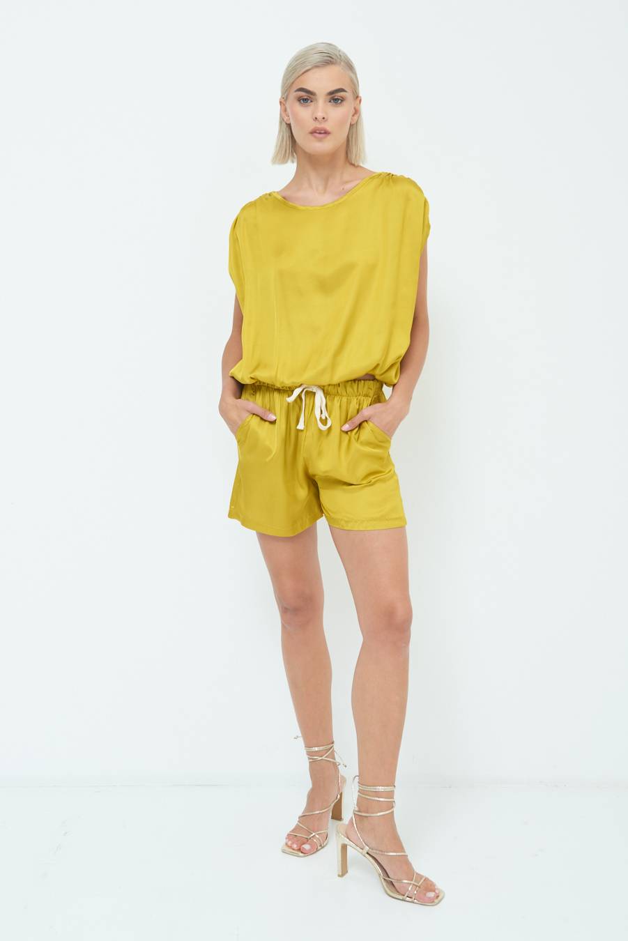 Kikisix SHORTS RASO CON LACCIO CONTRASTO SENAPE