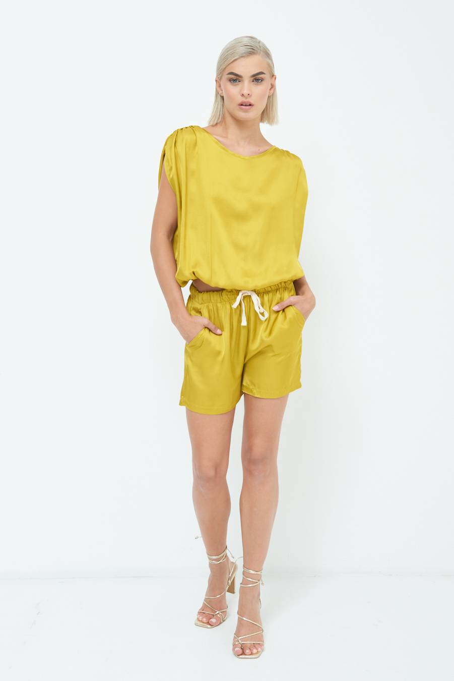 Kikisix SHORTS RASO CON LACCIO CONTRASTO SENAPE