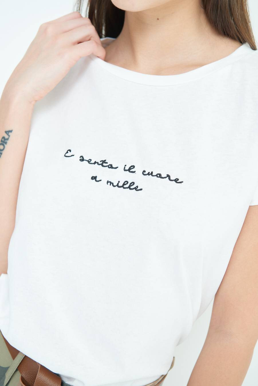 Kikisix T-SHIRT "E SENTO IL CUORE A MILLE" PANNA