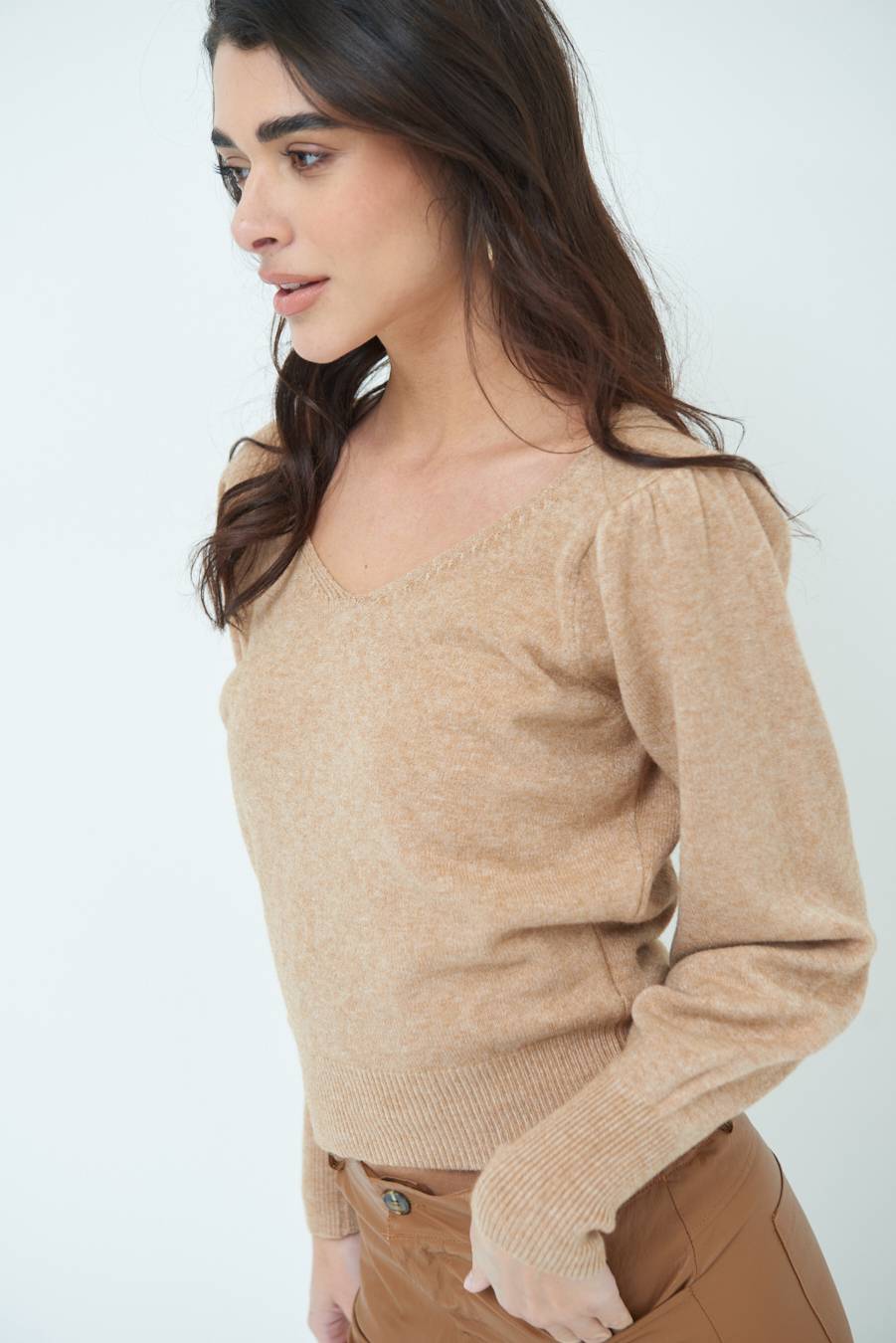 Kikisix MAGLIA SCOLLO V CON MANICA INCRESPATA CAMMELLO