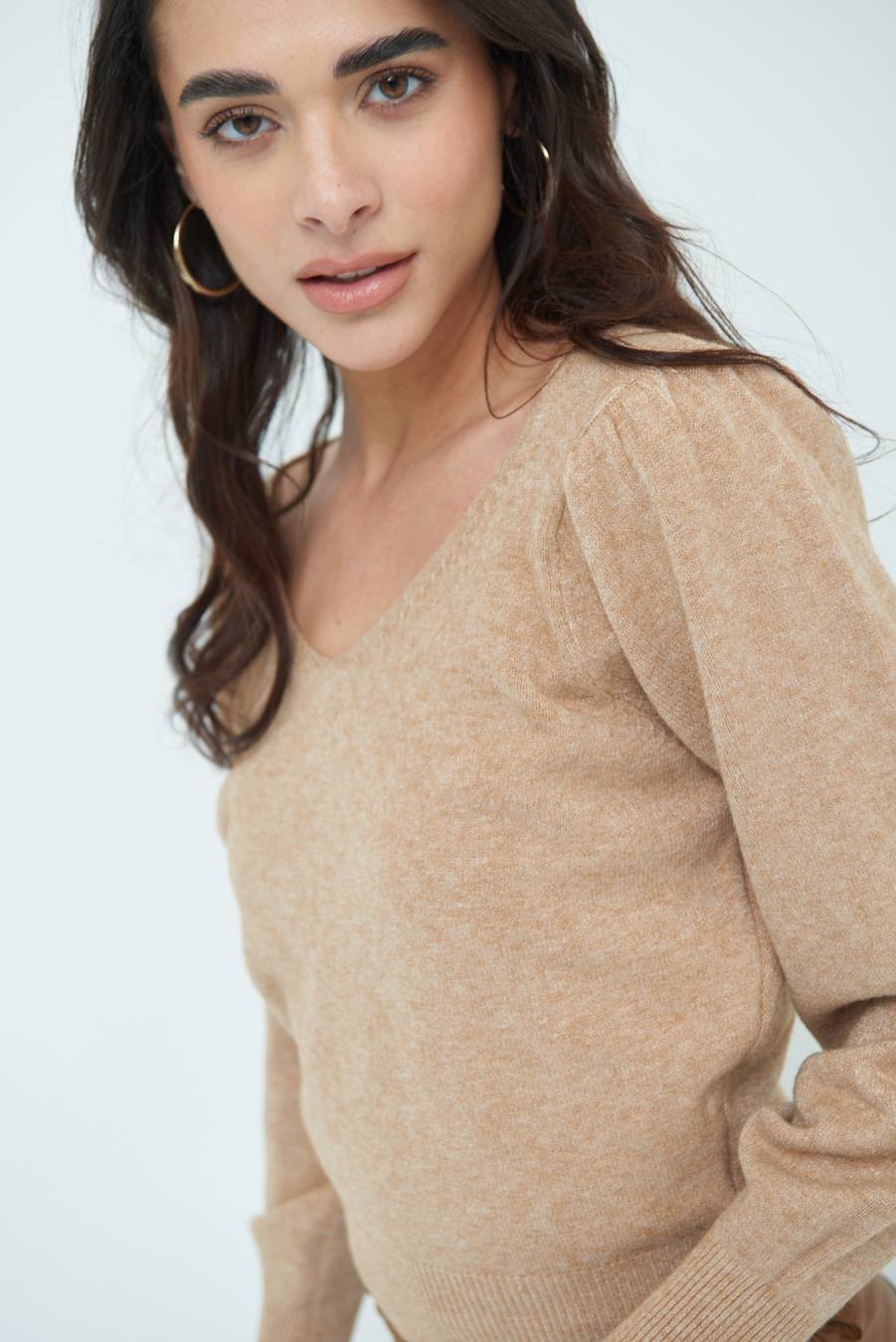 Kikisix MAGLIA SCOLLO V CON MANICA INCRESPATA CAMMELLO