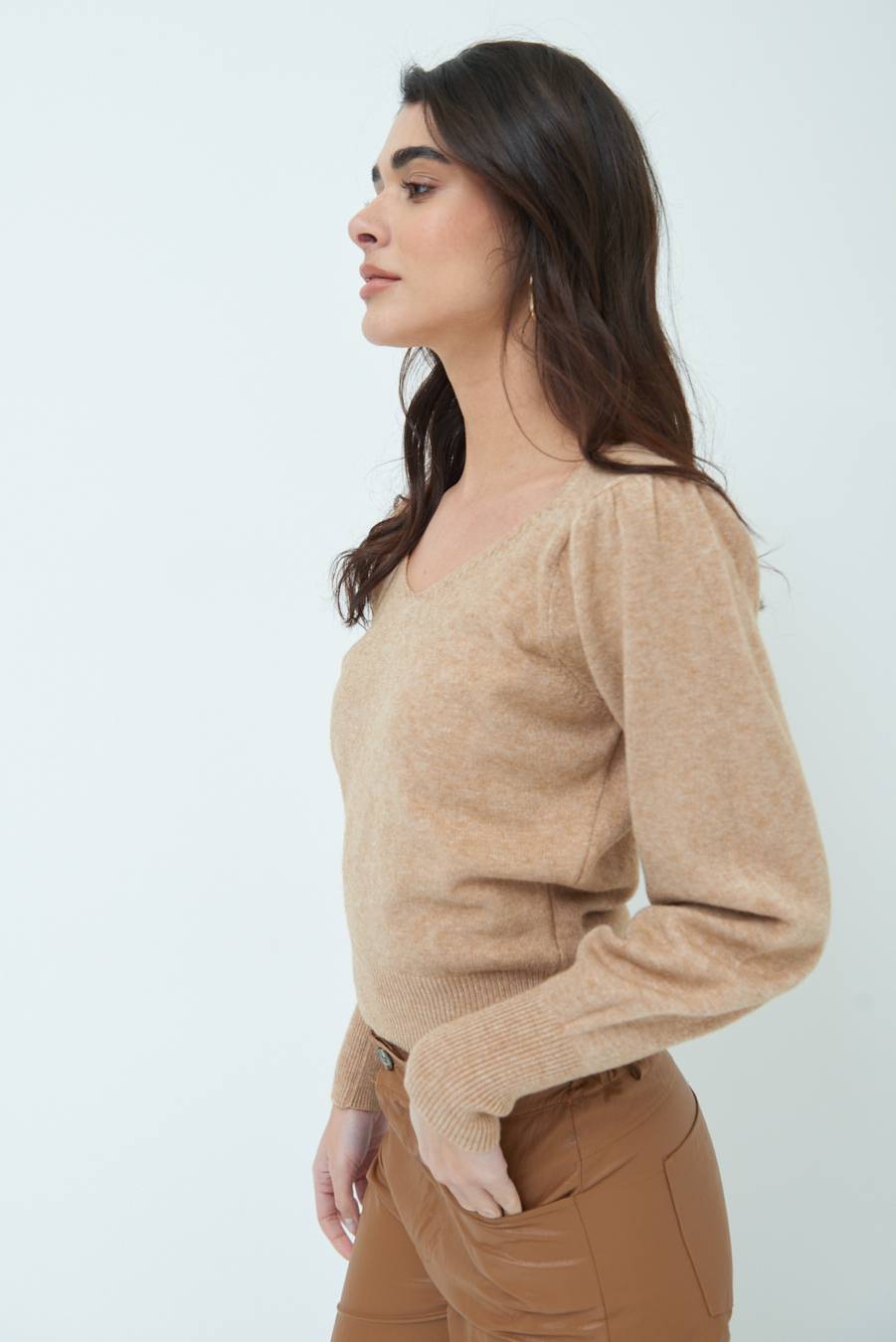 Kikisix MAGLIA SCOLLO V CON MANICA INCRESPATA CAMMELLO