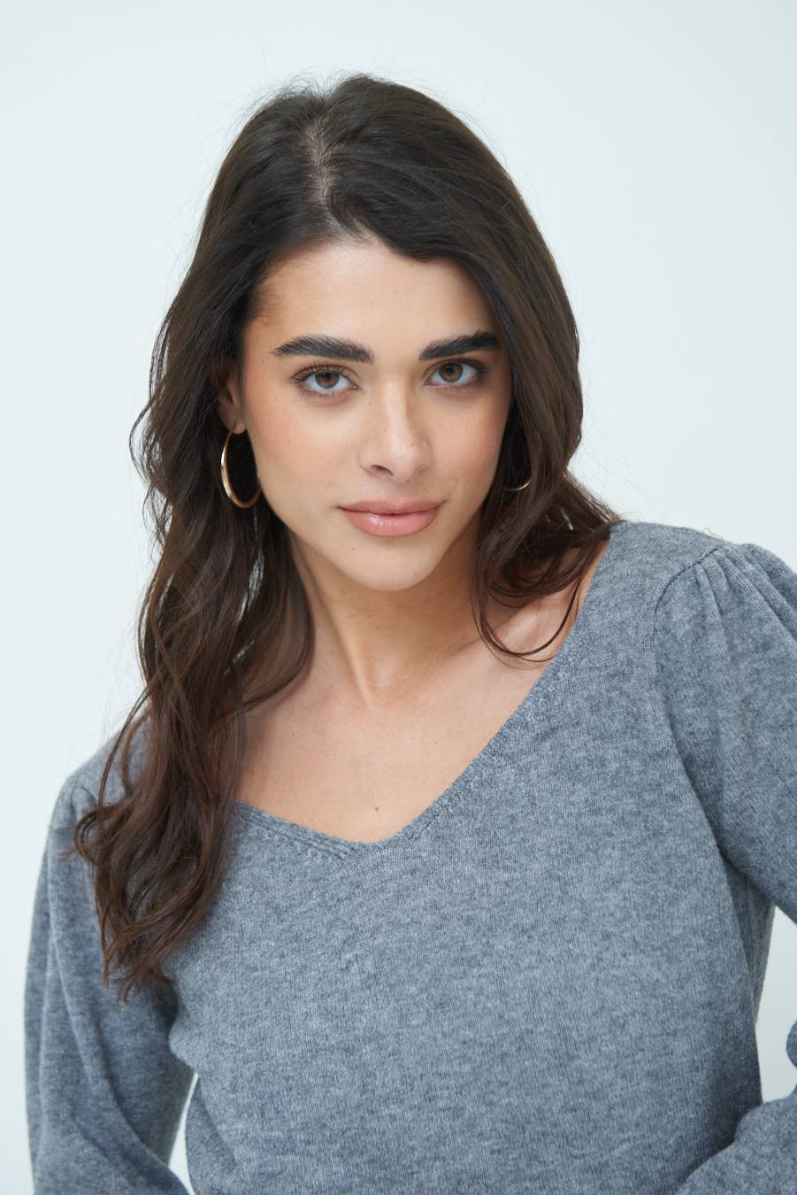 Kikisix MAGLIA SCOLLO V CON MANICA INCRESPATA GRIGIO