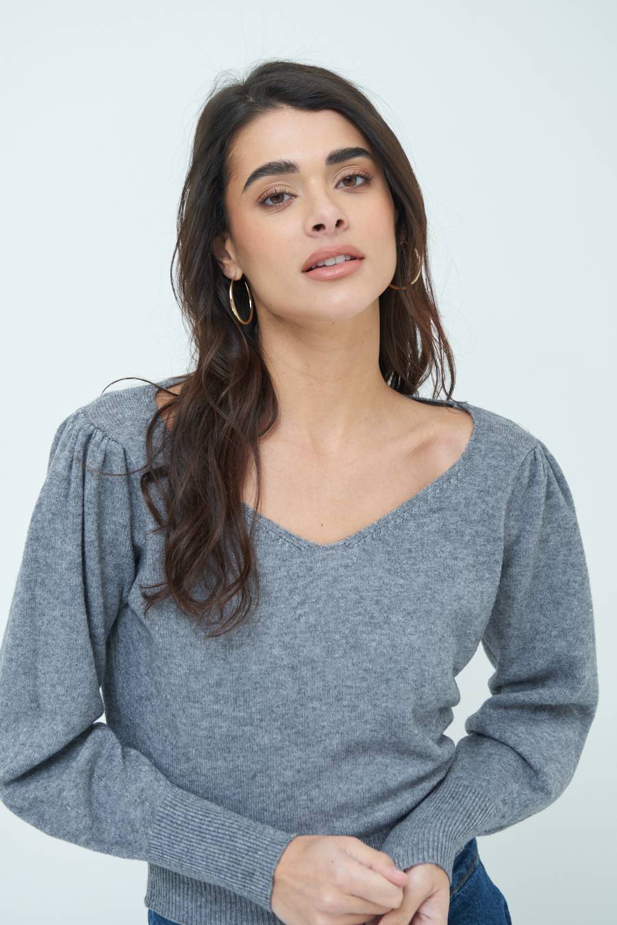 Kikisix MAGLIA SCOLLO V CON MANICA INCRESPATA GRIGIO