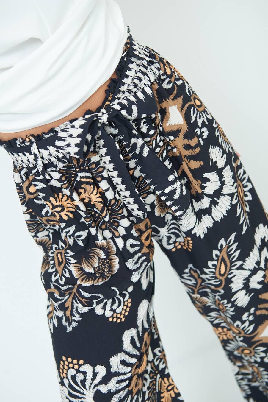 Kikisix PANTA PALAZZO CON CINTURA STAMPA BALZA NERO