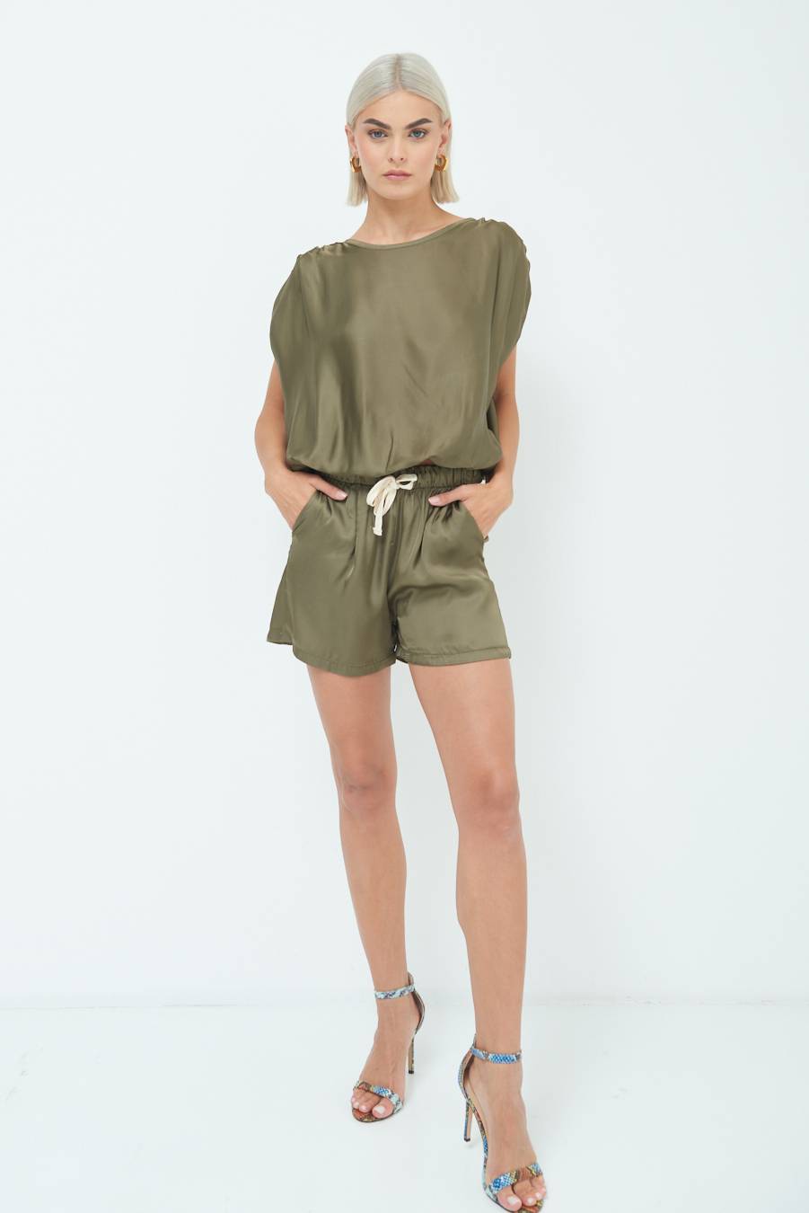 Kikisix SHORTS RASO CON LACCIO CONTRASTO VERDE MILITARE