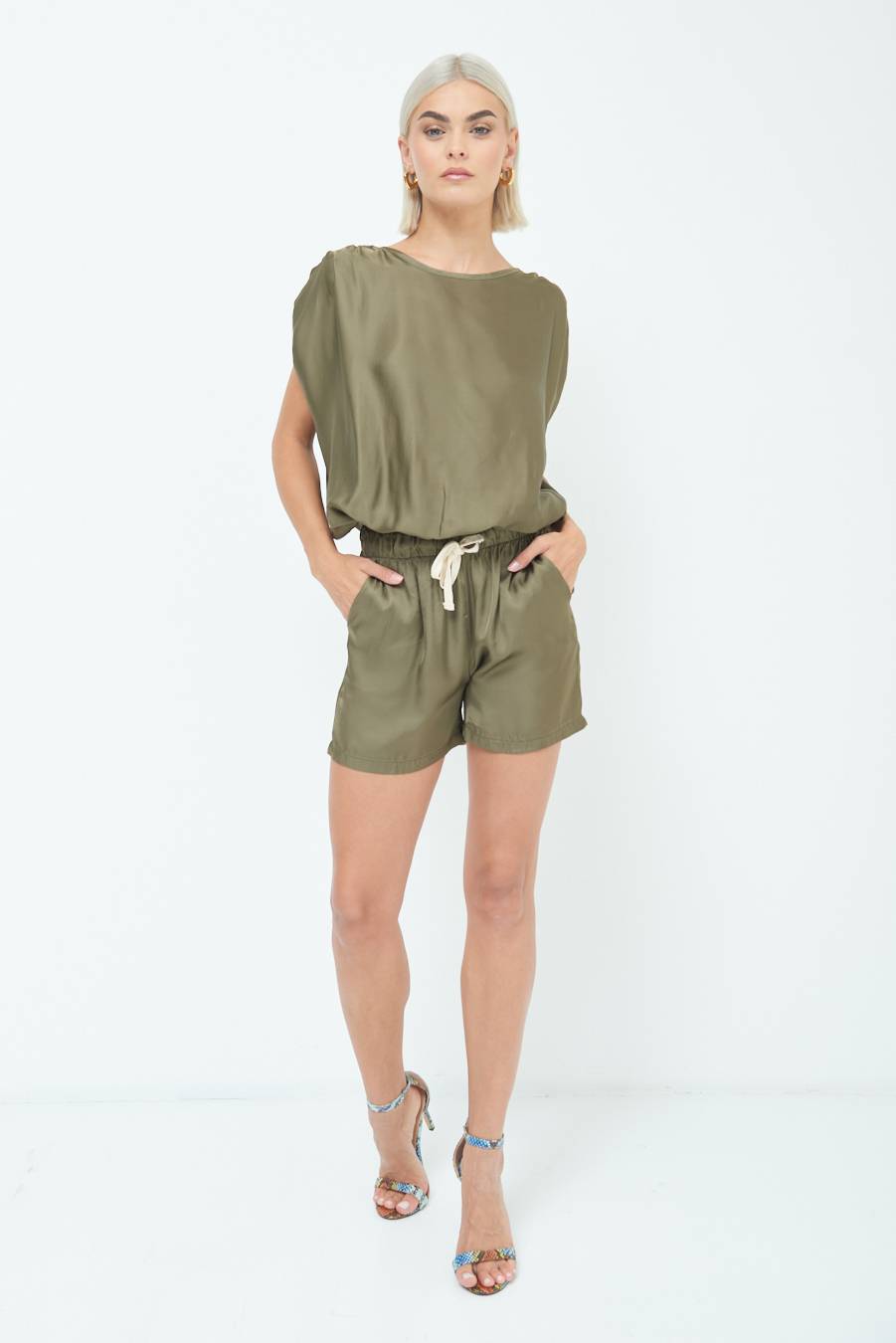 Kikisix SHORTS RASO CON LACCIO CONTRASTO VERDE MILITARE