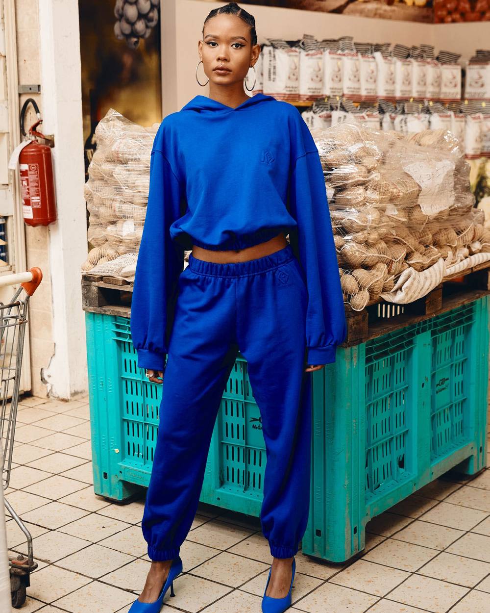 Kostumn1 Felpa con cappuccio con ricamo