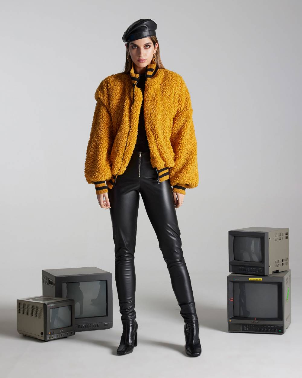 Kostumn1 Leggins ecopelle con ricamo