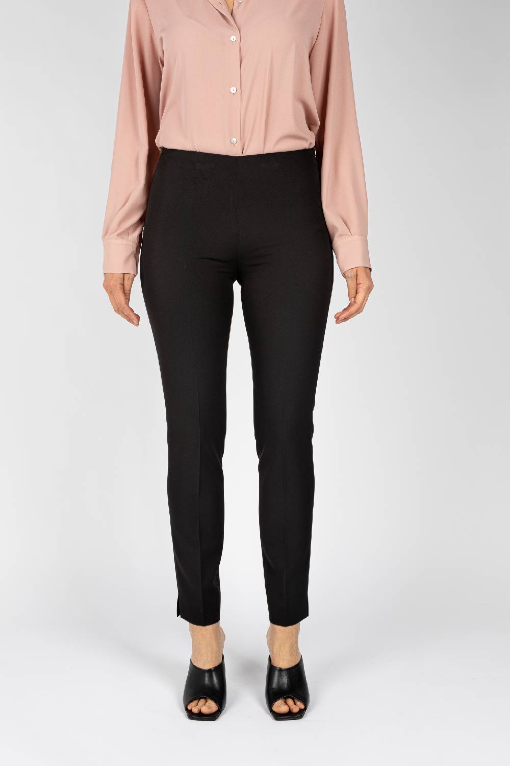 L.Pucci Pantaloni colore nero linea a gamba stretta da donna