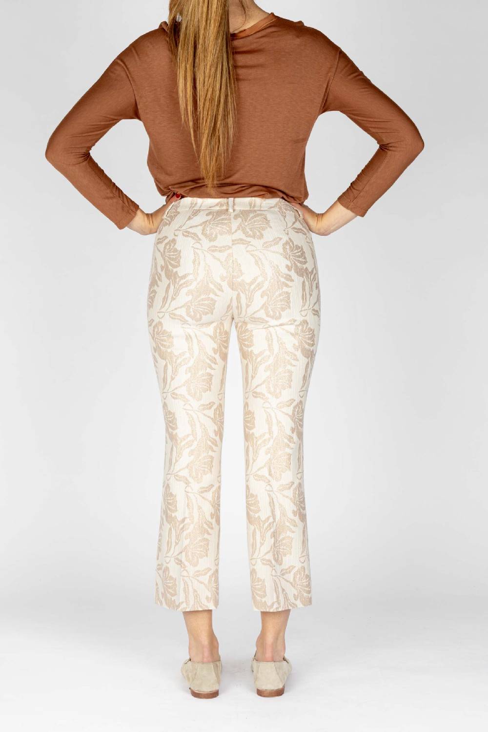 L.Pucci Pantaloni Disegno Fiore Colore Beige, Linea Zampetta Tessuto Jacquard Lurex