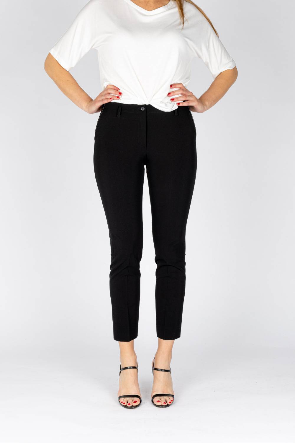 L.Pucci Pantaloni modello gamba stretta tessuto tecnico stretch colore nero