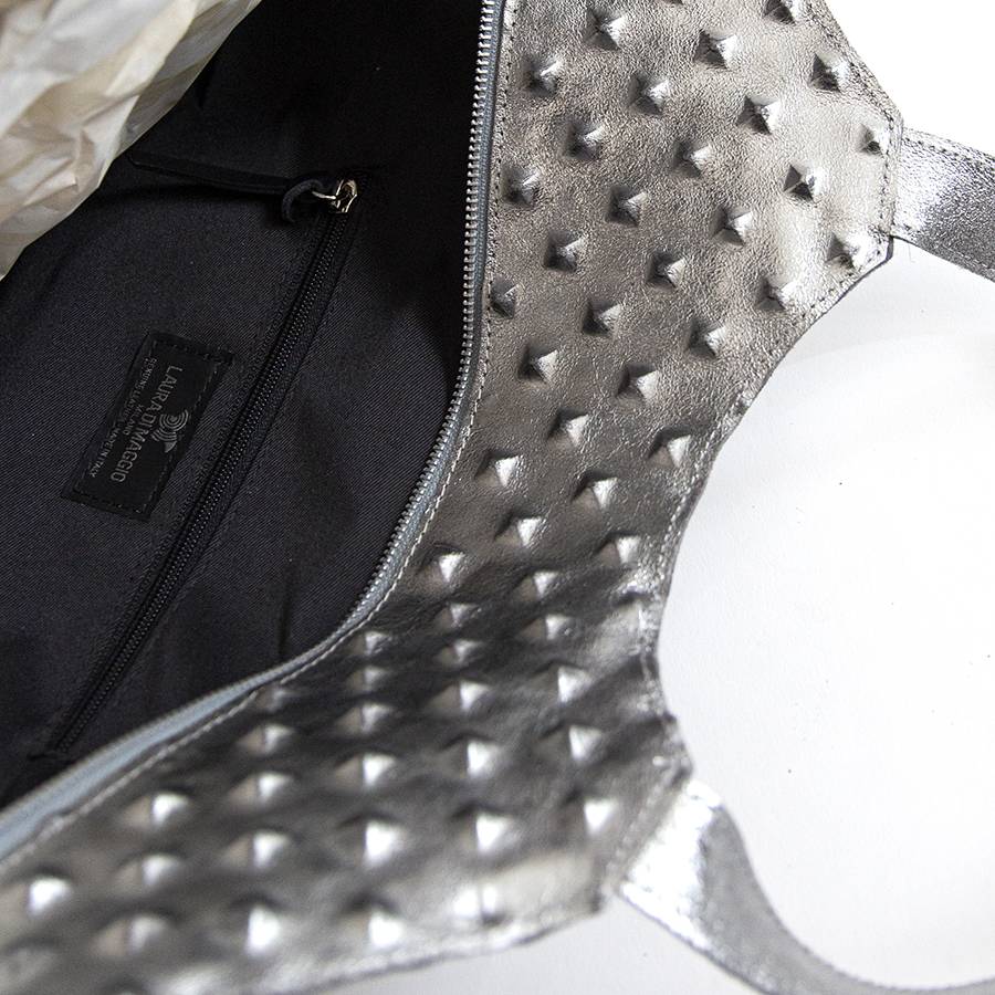 Laura Di Maggio ASTRID – Borsa In Pelle Laminata Argento Stampa Chiodo